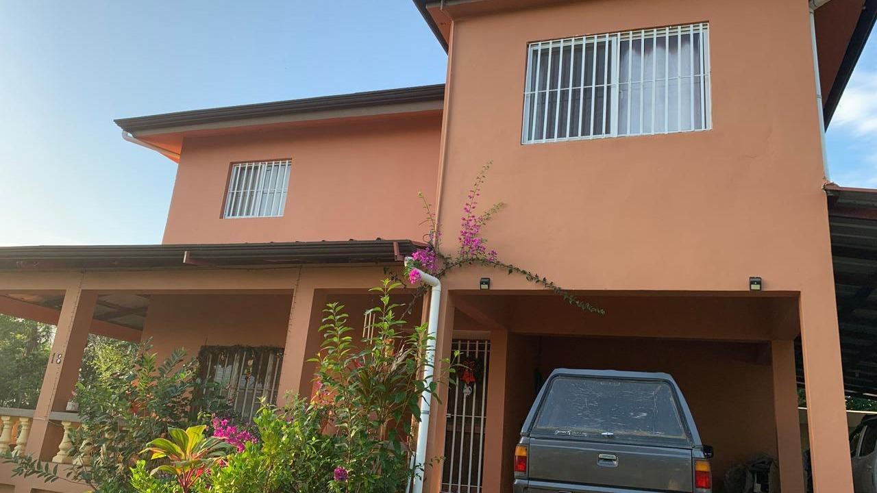 Casa con vista al mar y a la montaña